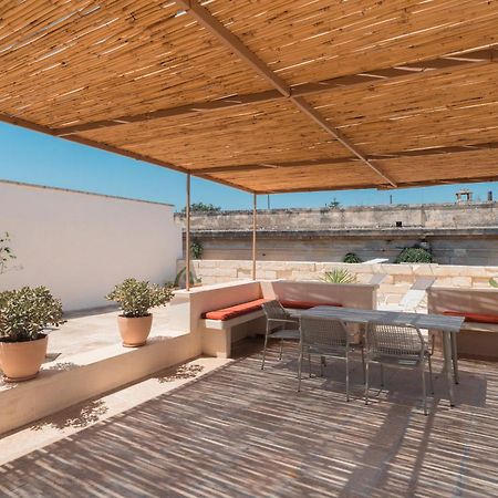 Lotus Apartment & Rooftop By Residence Colibri Лече Екстериор снимка
