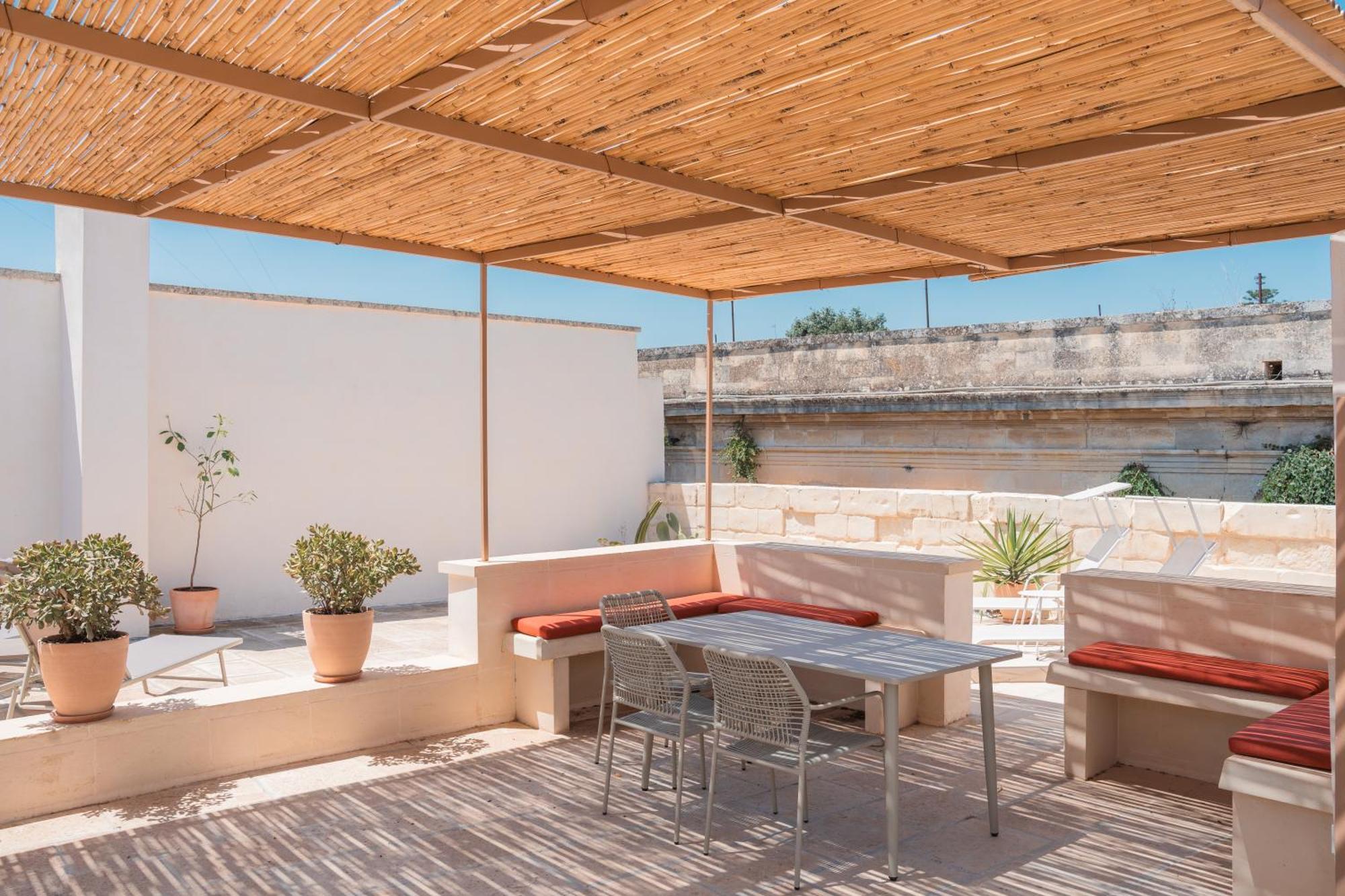 Lotus Apartment & Rooftop By Residence Colibri Лече Екстериор снимка