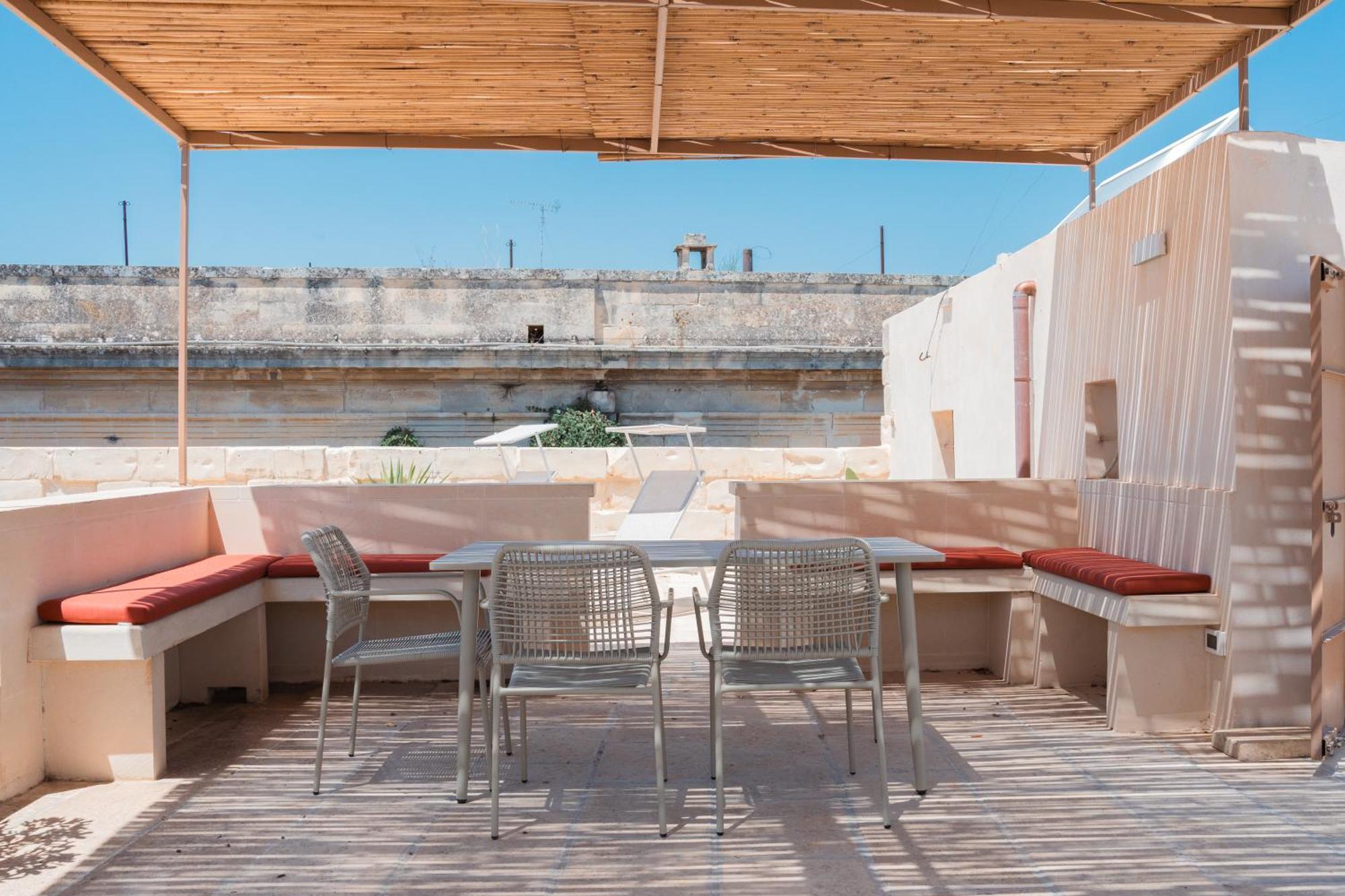 Lotus Apartment & Rooftop By Residence Colibri Лече Екстериор снимка