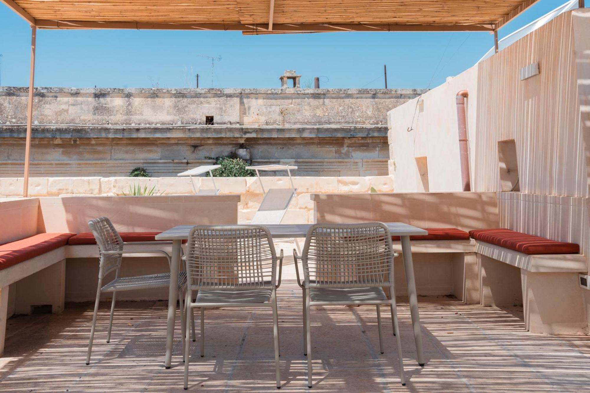 Lotus Apartment & Rooftop By Residence Colibri Лече Екстериор снимка