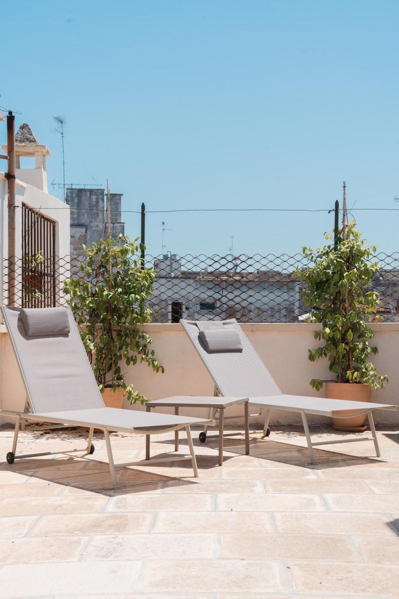 Lotus Apartment & Rooftop By Residence Colibri Лече Екстериор снимка